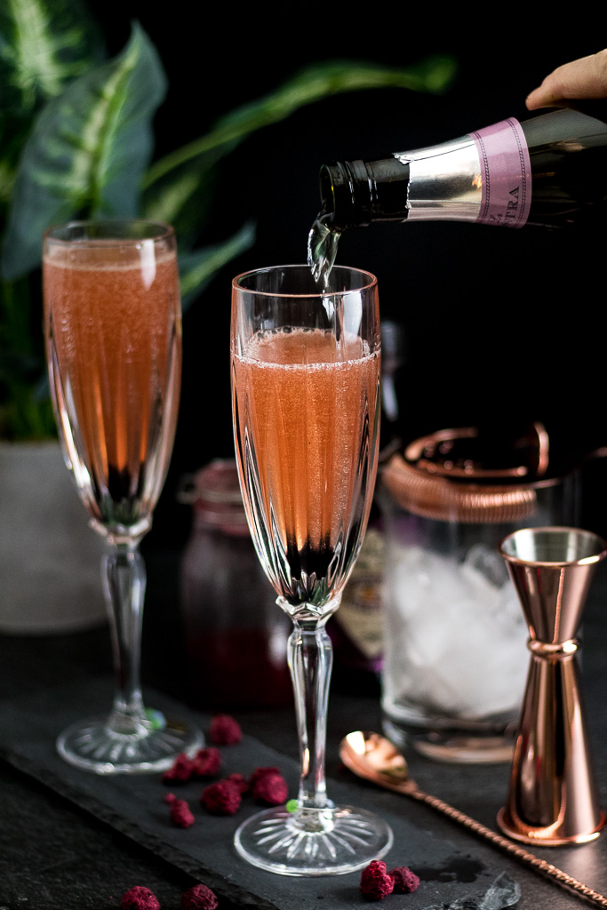Коктейль Raspberry Champagne Bubbles в бокалах для шампанского с медным набором посуды, малиновым сиропом и биттером